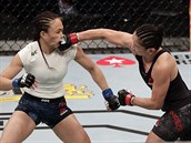 Carla Esparzová bije Michelle Watersonovou v rámci UFC 249