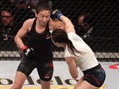Carla Esparzová v souboji s Michelle Watersonovou v rámci UFC 249