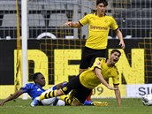 Fotbalisté Dortmundu pi návratu nmecké ligy po dvoumsíní koronavirové pauze...