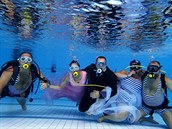 Oddávat v plavkách s dýchacím p�ístrojem asi hned tak n�co nep�ekoná.