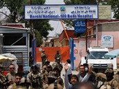 Afghánské bezpenostní sloky ped nemocnicí, na kterou ve stedu probhl útok.