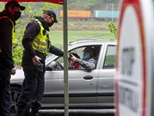 Policisté kontrolují 11. kvtna 2020 vozidla projídjící esko-nmeckým...