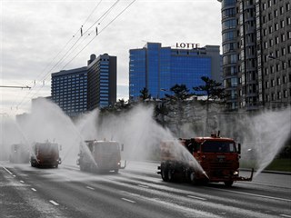 Kolona istcch voz dezinfikujcch ulice Moskvy.