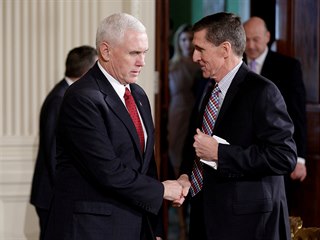 Viceprezident Spojench stt Mike Pence (vlevo) by a Trumpv exporadce Michael...