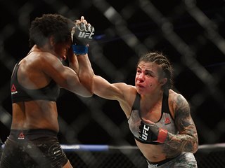 Claudia Gadelha a Angela Hill v rmci galaveera UFC on ESPN