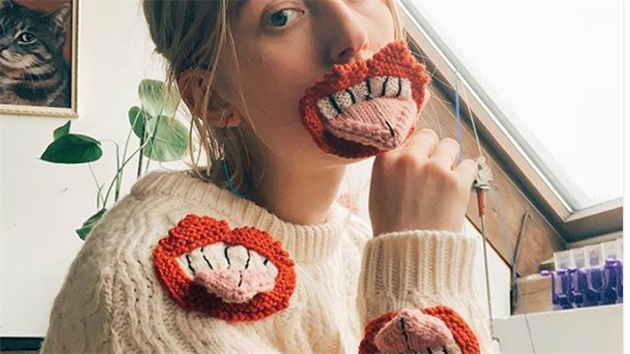 Islandská módní návrháka plete bizarní rouky s obími zuby i ústy