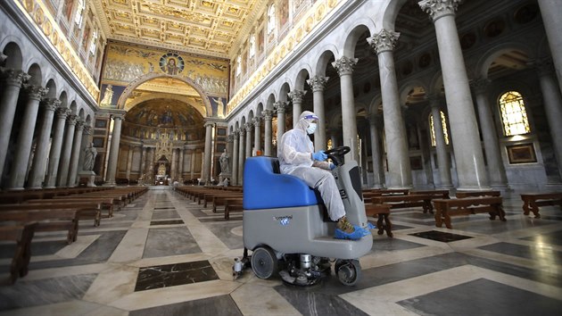 Dezinfekce baziliky svatého Pavla v ím. Kostely v Itálii mají zaít od 18....