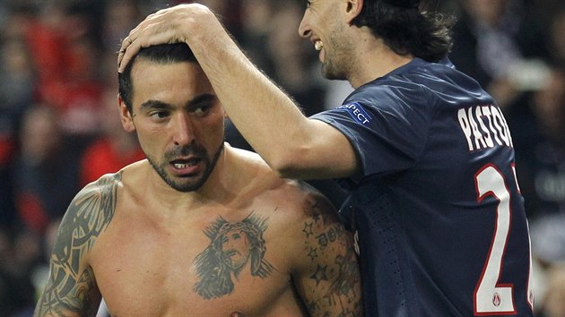 Fotbalista Paris St. Germain Ezequiel Lavezzi (vlevo)