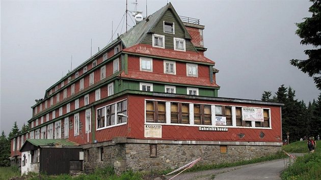 Slavná Sokolská bouda na erné hoe v Krkonoích la k zemi u loni na podzim, bhem následujících let místo ní vyroste moderní objekt s restaurací, ubytováním a pivovarem. 