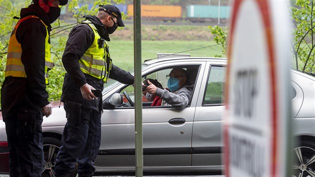 Policisté kontrolují 11. kvtna 2020 vozidla projídjící esko-nmeckým...