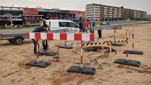 V Praze na Letenské pláni se 13. kv�tna 2020 odpoledne propadla zem�.