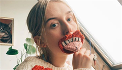 Islandská módní návrhářka plete bizarní roušky s obřími zuby i ústy