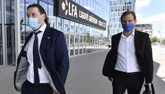 P�edseda Ligové fotbalové asociace (LFA) Du�an Svoboda (vlevo) p�ichází na...