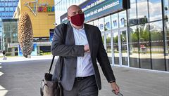 Generální �editel fotbalist� AC Sparta Praha Franti�ek �upr p�ichází na jednání...