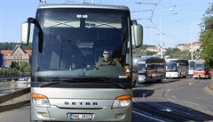 Kolem 50 zájezdových autobus vyrazilo 12. kvtna 2020 ráno na protestní jízdu...