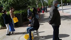 �pan�lé �ekají ve front� na výdej jídla od dobrovolník� v Madridu b�hem...