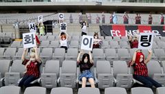 Fotbalistům Soulu fandily v hledišti ‚omylem‘ erotické panny, teď zaplatí dva miliony korun