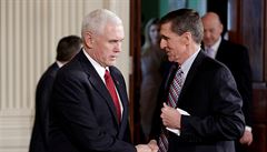 Viceprezident Pence by uvtal nvrat Michaela Flynna do vldy. Trump poradce vyhodil kvli lhan o Rusech
