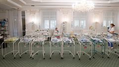 Na ukrajinskch klinikch uvzly stovky dt nhradnch matek. Rodie za nimi kvli uzavenm hranicm nemohou