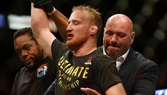 �éf UFC Dana White nasazuje pás �ampionovi Justinovi Gaethjemu, který v UFC 249...