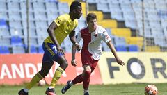 Zleva Cheick Oumar Conde ze Zlína a Ondej Berík z Kromíe.