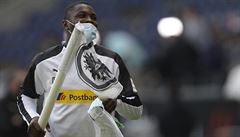 Pak mohou vzniknout i takové bizarní snímky... Marcus Thuram v rouce s rohovým...