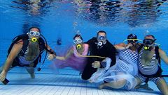 Oddávat v plavkách s dýchacím p�ístrojem asi hned tak n�co nep�ekoná.