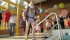Oddávat v plavkách s dýchacím p�ístrojem asi hned tak n�co nep�ekoná.