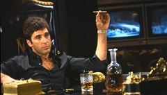 Snímek Zjizvená tvá (1983). Reie: Brian de Palma.