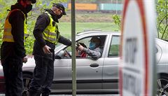 Policisté kontrolují 11. května 2020 vozidla projíždějící česko-německým... | na serveru Lidovky.cz | aktuální zprávy