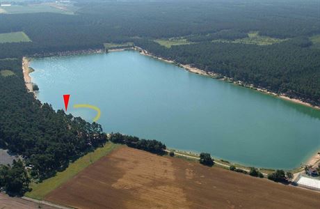 Jezero Lhota a na map vyznaen dtsk pl, kde se v roce 2018 utopili dva...