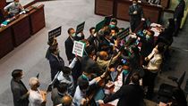 Hongkongt prodemokratit zstupci protestuj na legislativnm vboru proti...