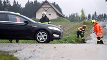 Bahno na silnici komplikovalo dopravu v obci Brtnice na Vysoin.