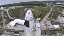 Pohled z vky na raketu Falcon 9 s lod Crew Dragon.
