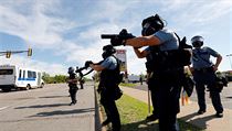Policist v Minneapolis zasahujc proti demonstrantm