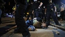 Policie v Memphisu pouila na demonstranty pepov sprej.