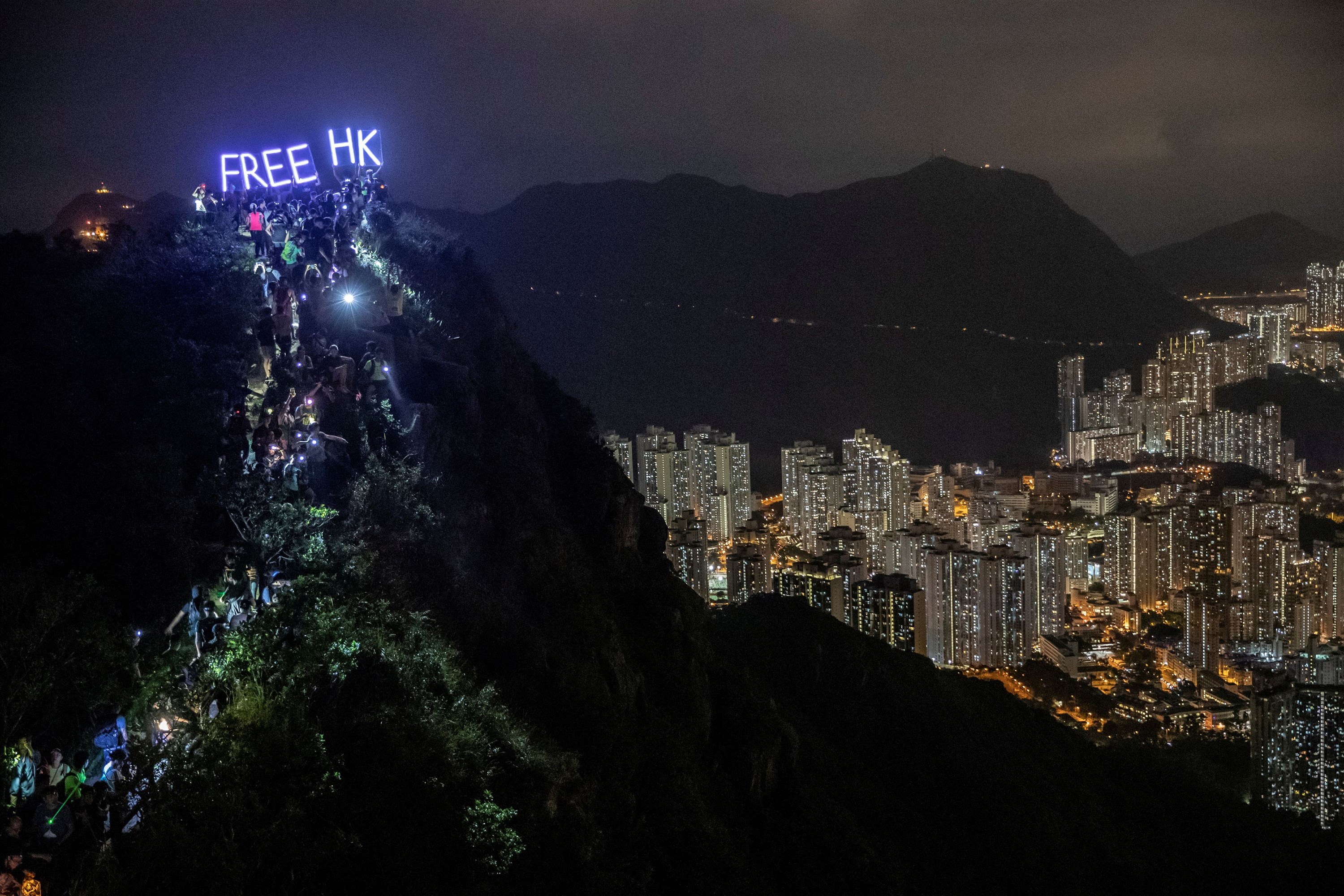 Osvobo�te Hongkong, vyzývá nápis nad východoasijským m�stem.