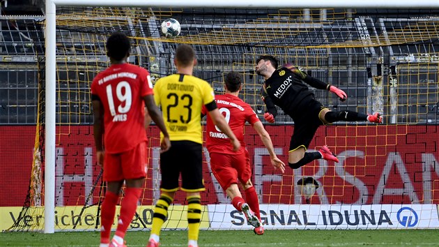 Bankář Dortmundu Roman Buerki inkasuje od Roberta Lewandowskiho z Bayernu...