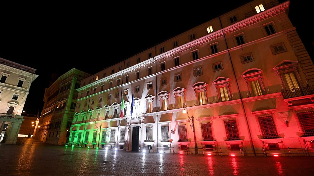 Nasvícené sídlo Palazzo Chigi v ím, kde sídlí italský premiér. Budova hraje...