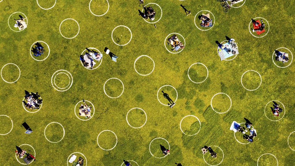 Lidé si pomocí kruh v sanfranciském parku udrují bezpenou vzdálenost dvou...