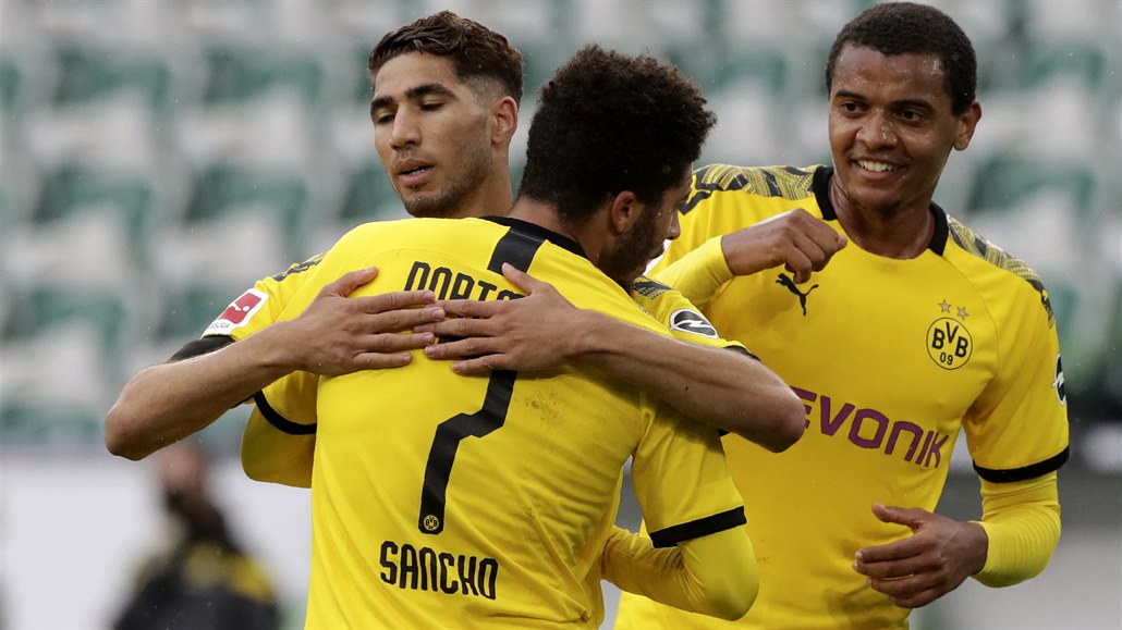 Achraf Hakimi a Jadon Sancho z Dortmundu slaví branku do sítě Wolfsburgu.
