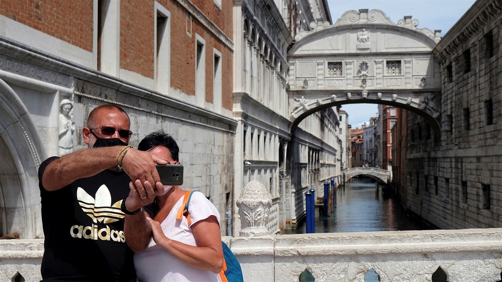 Pár s roukami v Benátkách v Itálii.