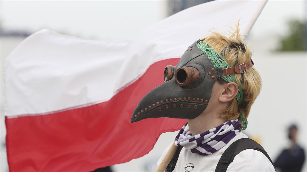 Demonstrant v Polsku, lidé poadují zruení vládních opatení.