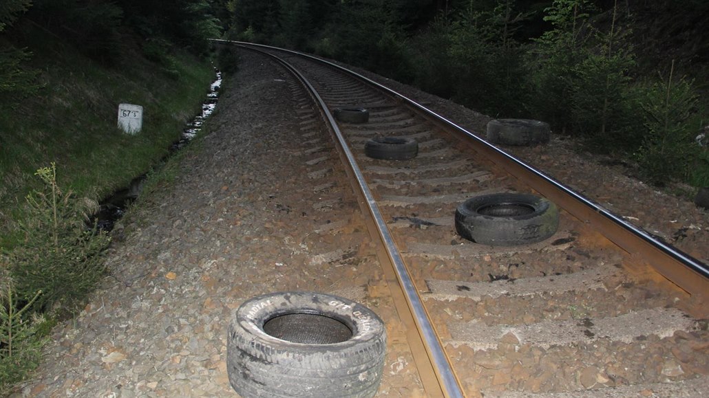 Pachatel ze strmého svahu shodil 19 pneumatik na projídjící vlak.