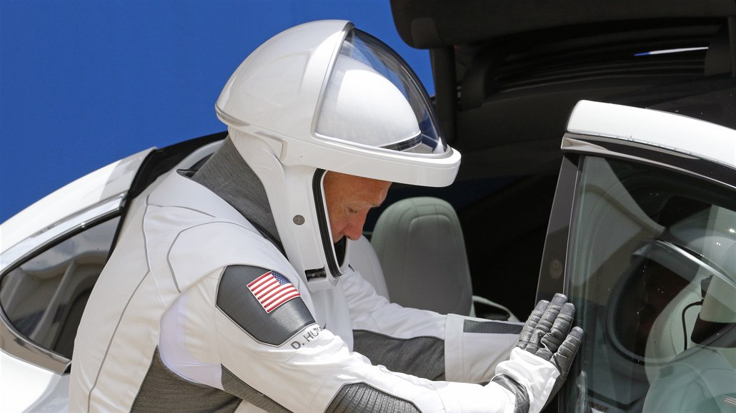 Astronaut Douglas Hurley ped cestou k Mezinárodní vesmírné stanici.