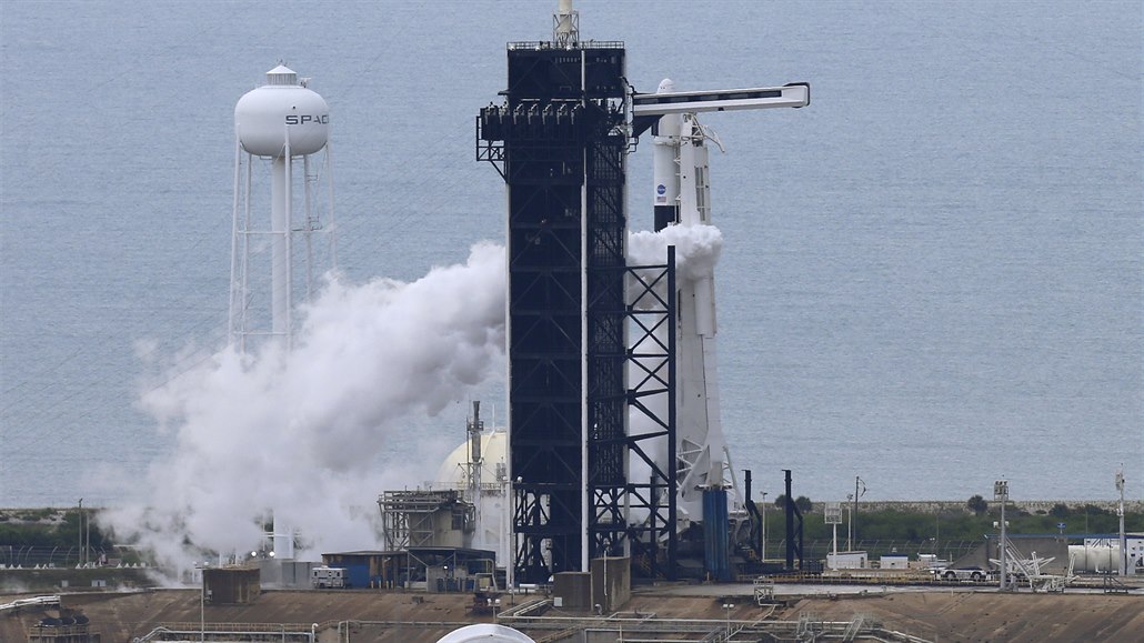 Muskova SpaceX zatím první let komerční společnosti do vesmíru uskutečnit...