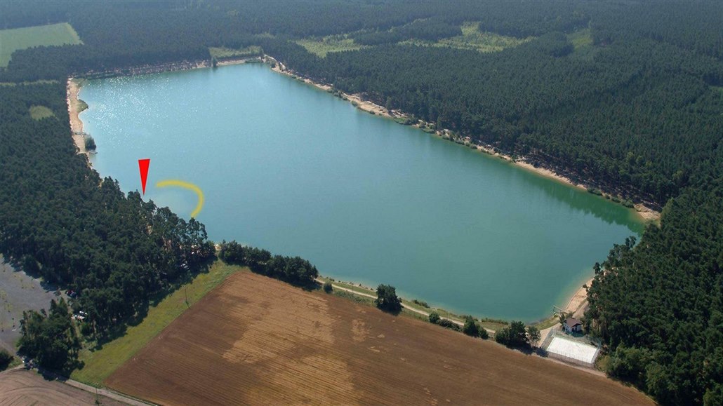 Jezero Lhota a na map vyznaená dtská plá, kde se v roce 2018 utopili dva...