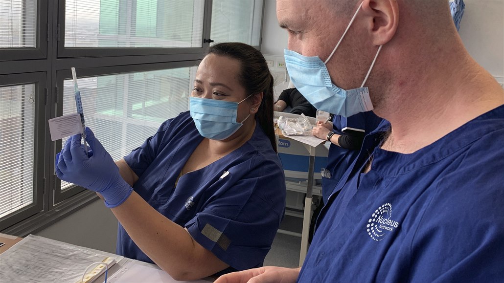 Pracovníci v Austrálii pipravují klinické testy nové vakcíny proti koronviru...