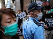 Hongkongtí aktivisté protestují proti novému zákonu, který navrhuje Pekingem....