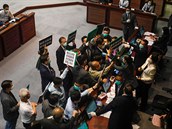 Hongkongtí prodemokratití zástupci protestují na legislativním výboru proti...